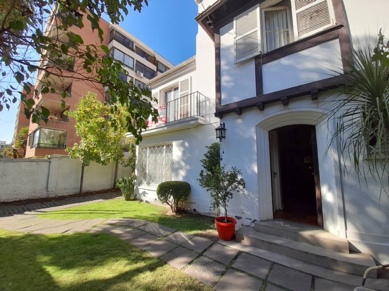 CASA LUIS THAYER OJEDA